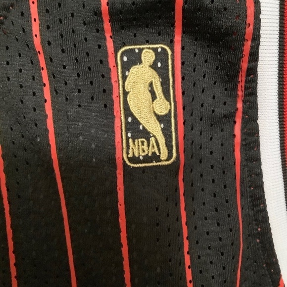 Michael Jordan Bulls 23 Mitchell & Ness Authentic Pinstripe Jersey 1997-…​​ - Picture 6 of 11
